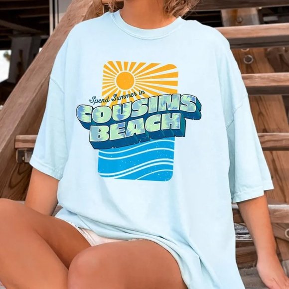 Gildan "Cousins Beach" Graphic Unisex T-Shirt / White M-2XL - Picture 1 of 2